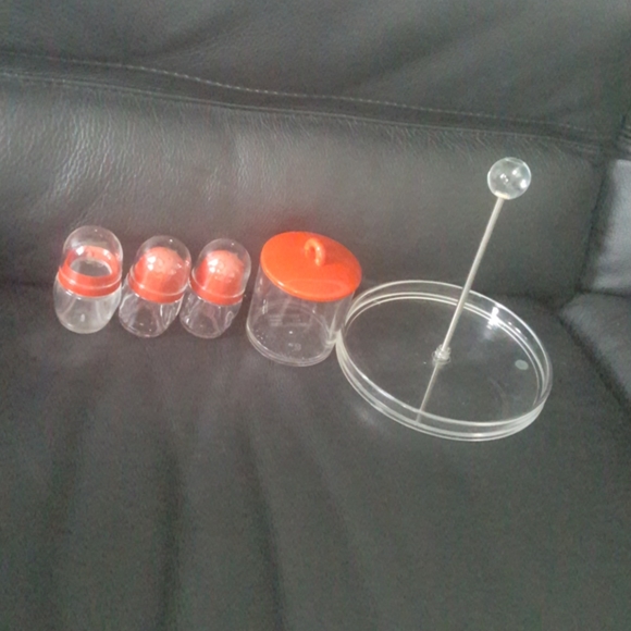 Table top s & p set. Acrylic.  Red/clear - Picture 2 of 7